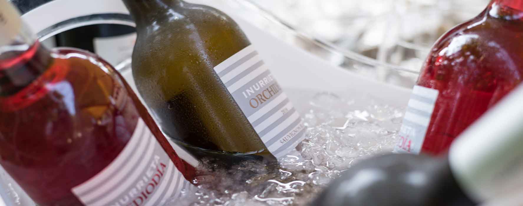 Vinos preparados para brindar en una celebración