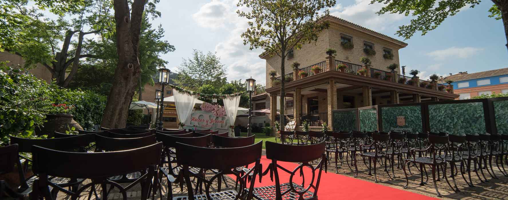 El jardín de Restaurante Navarra preparado para una ceremonia de boda