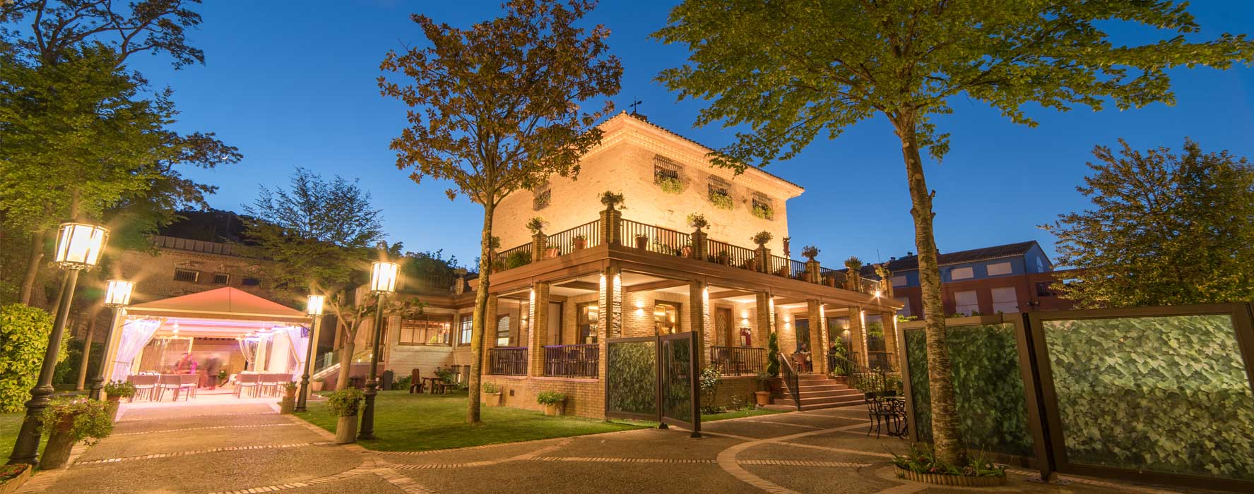 Exterior y jardín del restaurante al anochecer