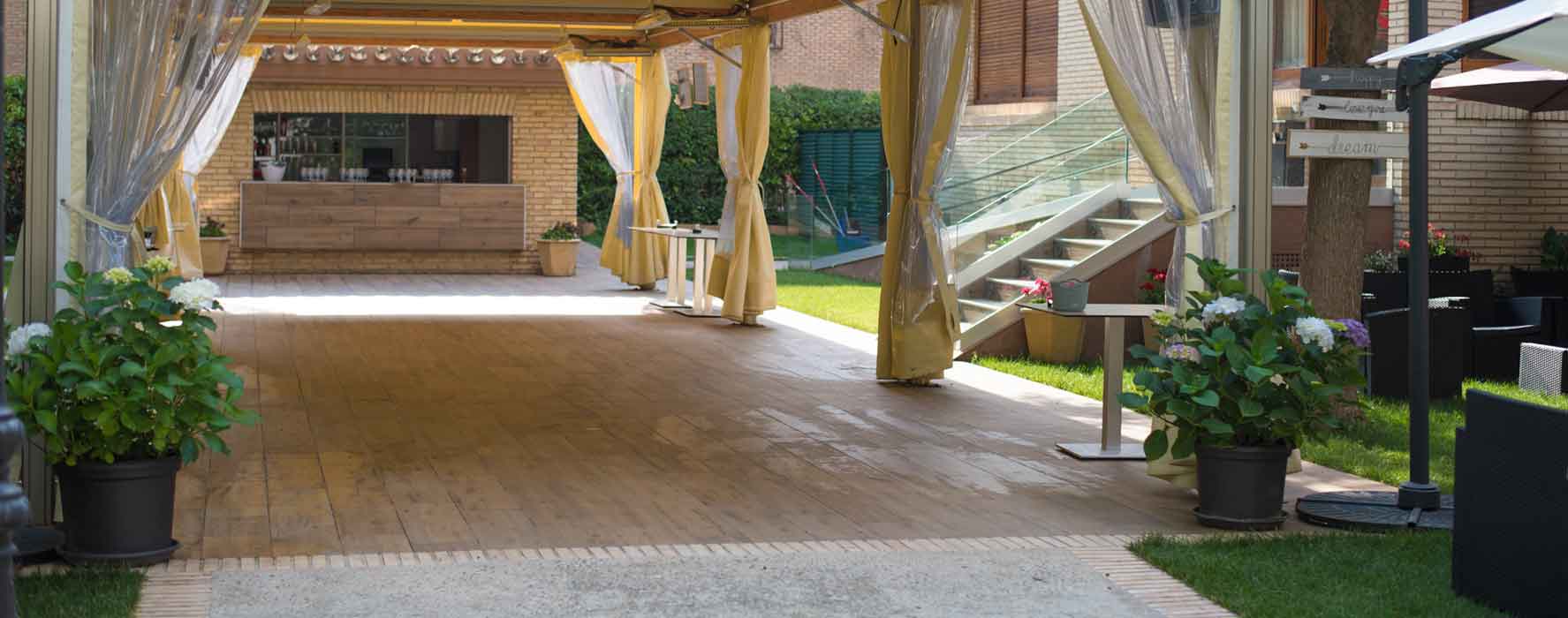 Terraza cubierta con barra y zona de estar en Restaurante Navarra